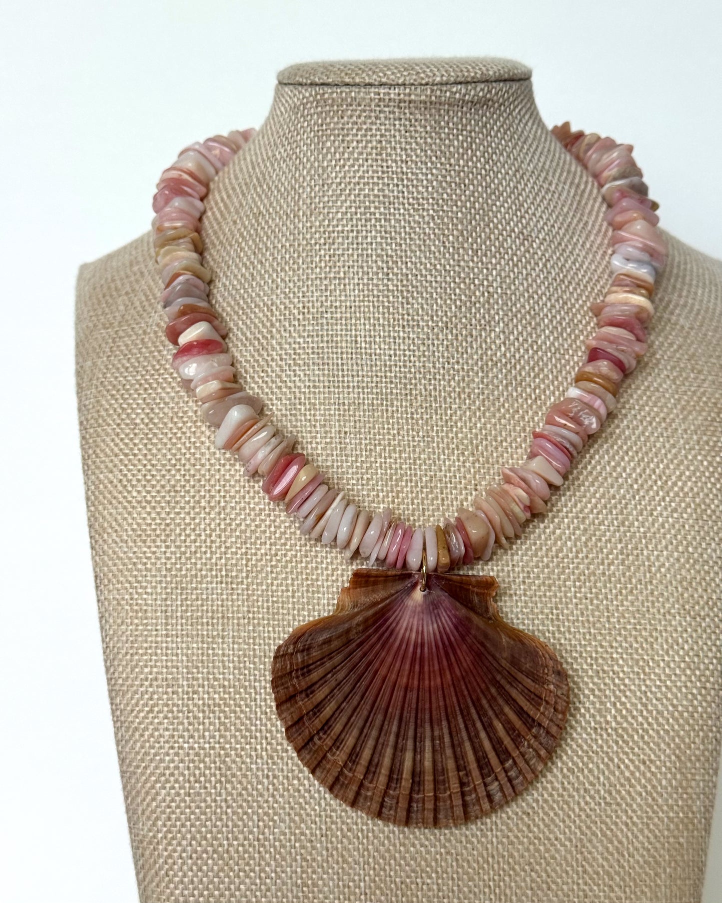 GUAVA SHELL NECKLACE