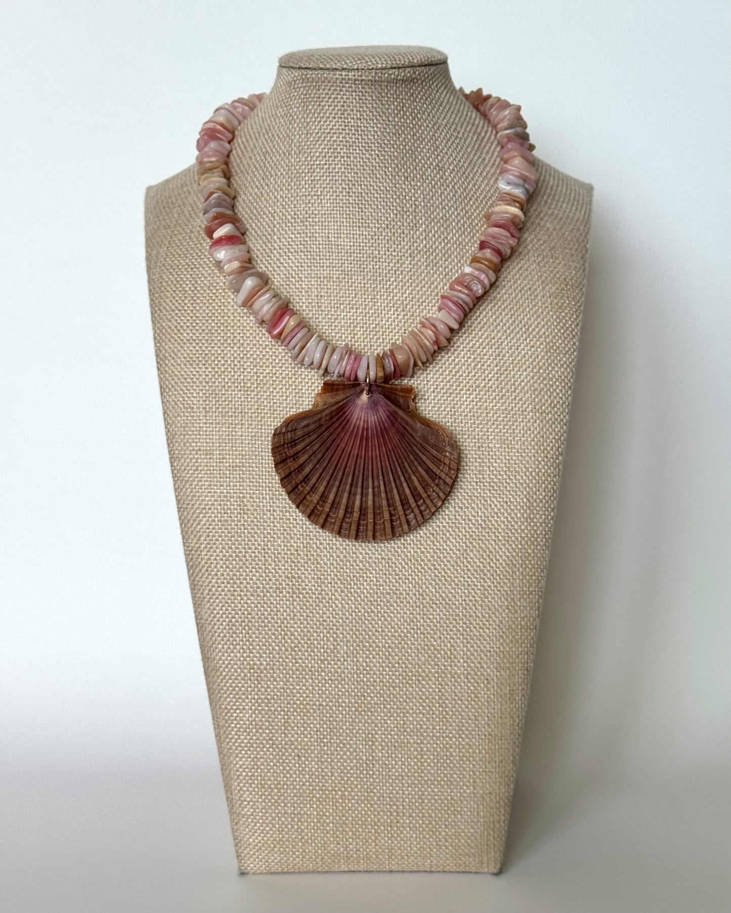 GUAVA SHELL NECKLACE